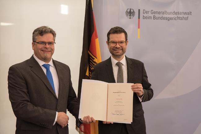Der Bundesminister der Justiz Marco Buschmann übergibt dem neuen Generalbundesanwalt Jens Rommel die Urkunde zur Amtseinführung