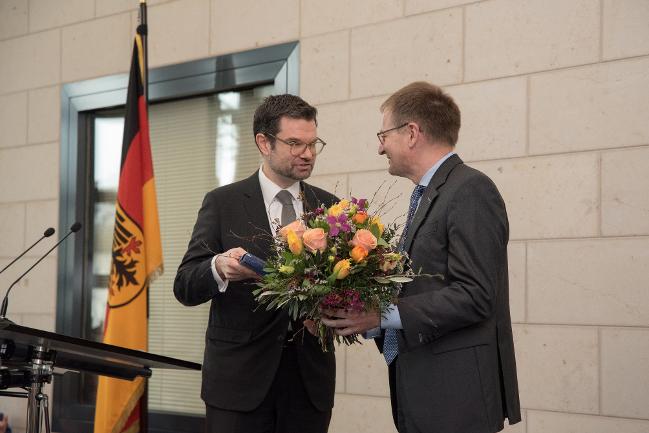 Bundesminister der Justiz Marco Buschmann gemeinsam mit dem ehemaligen GBA Dr. Peter Frank bei der Verabschiedung am 04.03.2024